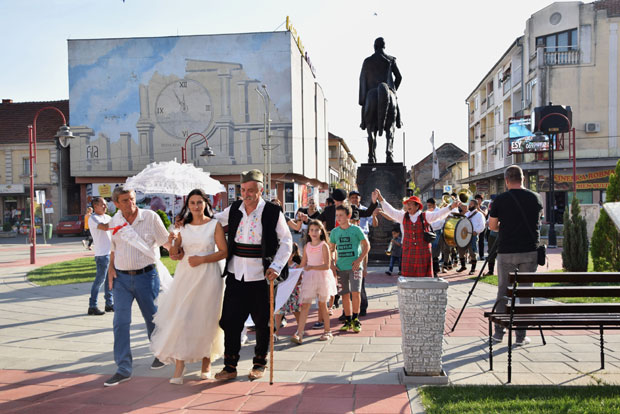 Љубав се родила на гробљу!